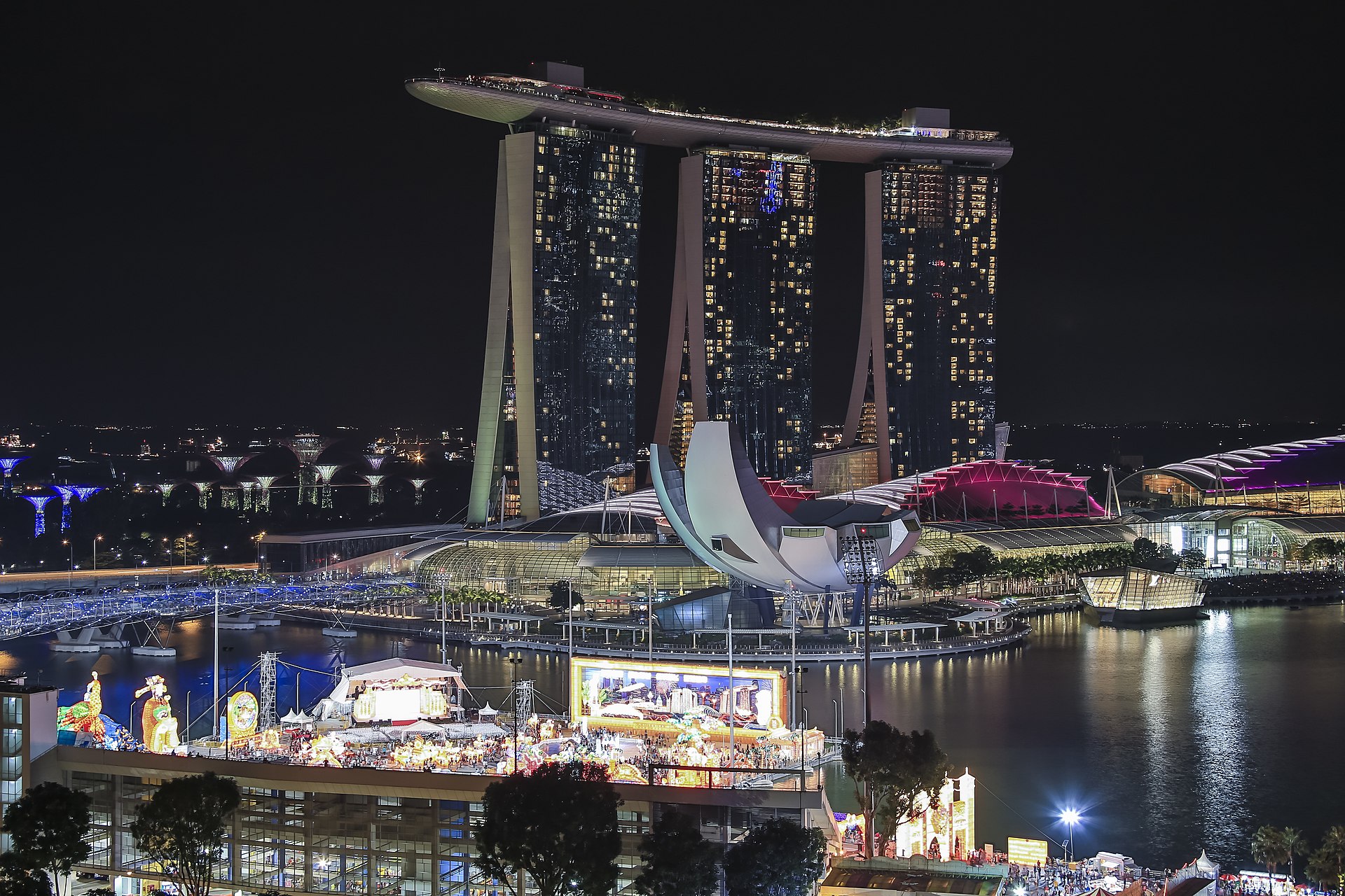 Real photo of Marina Bay in Singapore at night